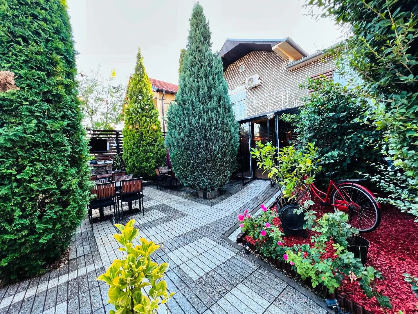 Terasa e restorantit n'Shpi në Ferizaj, e rrethuar nga pisha